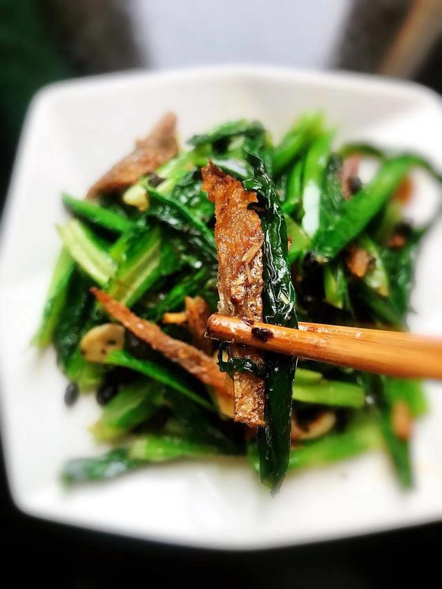 豆豉鲮鱼油麦菜最好吃的做法（一定要收藏的豆豉鲮鱼炒油麦菜做法）(7)