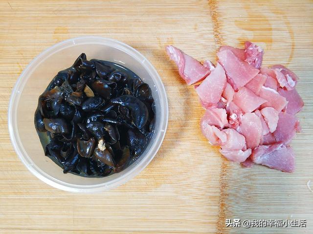 家常木耳炒肉的16种做法（春节拿手菜之木耳炒肉）(1)