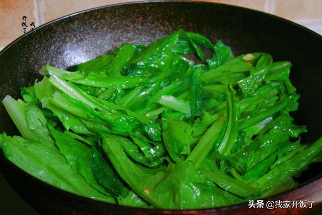 油麦菜怎样炒好吃又好看（炒油麦菜时我就服这做法）(7)