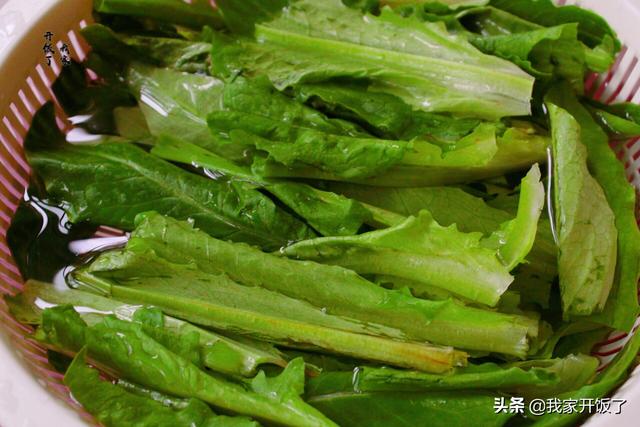 油麦菜怎样炒好吃又好看（炒油麦菜时我就服这做法）(4)