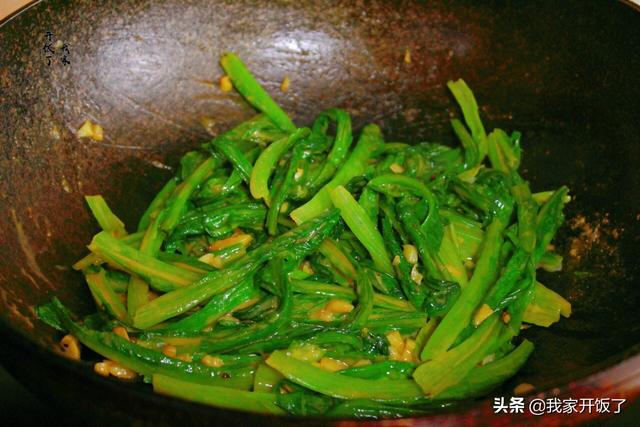 油麦菜怎样炒好吃又好看（炒油麦菜时我就服这做法）(9)