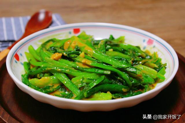 油麦菜怎样炒好吃又好看（炒油麦菜时我就服这做法）(10)