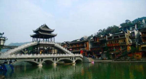 旅游凤凰古城在湖南哪个市（凤凰古城有什么好玩的）  2