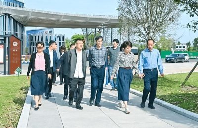 ​廖雪梅一行携成都教育同仁来南充电影工业职业学院考察交流