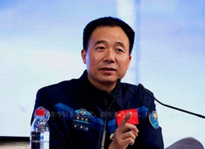 ​首位担任集团军副军长的宇航员景海鹏，三次上太空，授什么军衔