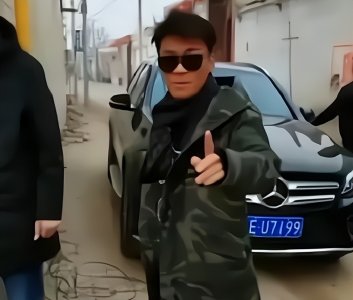 ​王宝强开豪车回乡，村口给他立了招牌，没想到他竟还生气了