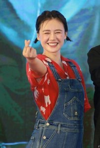​杨幂发起漫画腰挑战，张艺凡晒图参赛，大幂幂竟然输了