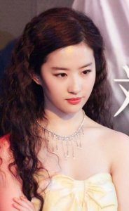 ​神仙姐姐刘亦菲曾深陷“变性”丑闻，她到底是怎么走过来的？