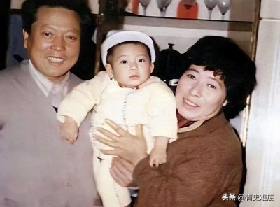 ​出生28天就被抛弃，奶奶捡废品将其养大，如今爆火后父母竟来相认