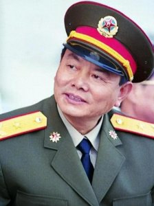 ​他是驻港部队首任司令员，59岁授上将军衔，62岁升任为副总参谋长