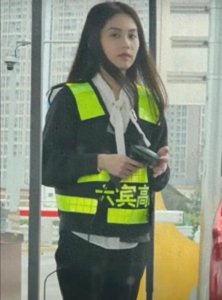 ​收费站走红小姐姐真实身份曝光，有网友质疑其炒作行为，真相来了