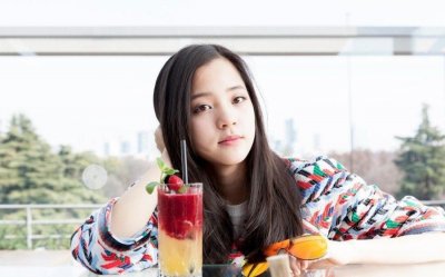 ​塌鼻梁毁颜值？脸上有这3个特征的女人，塌鼻梁也很美，精致耐看