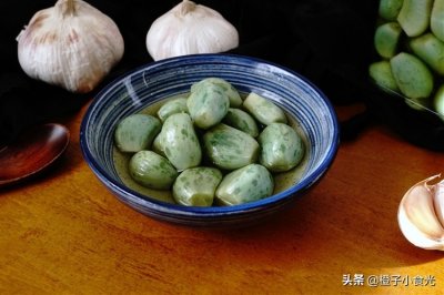 ​腌腊八蒜有技巧，谨记“1切2抓3煮4泡”，一天变绿，酸脆爽口