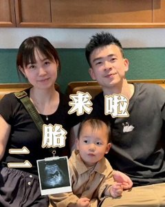 ​馃帀鎭枩锛佸浗缇介€夋墜閮戞€濈淮绀惧獟鏅掍竴瀹朵笁鍙ｅ悎鐓э紝瀹