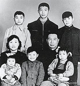 ​他们是上将或正部级待遇，也是月光族，日子捉襟见肘，钱花哪了？