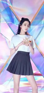 ​迪丽热巴那些不想公开的照片：有颜有料，身材一流，美的不可方物