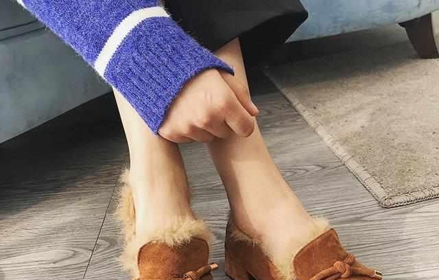 毛呢萝卜裤经典百搭，搭配毛毛鞋，时髦有腔调