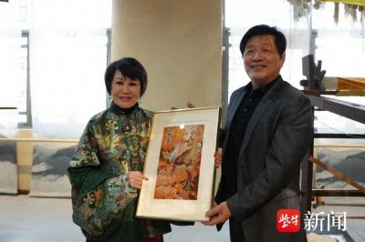 ​靳羽西来宁穿云锦马面裙，体验跨时空文化对话