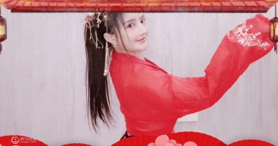 ​虎牙古阿扎红衣热舞，＂球王＂本质尽显！网友：像藏了2个球