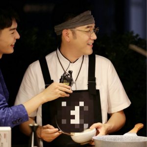 ​林依轮绑起头巾系上围裙摆摊儿 获网友赞