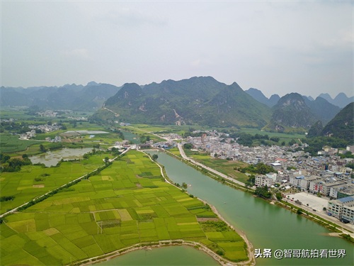 航拍广西特色乡镇之都安县地苏镇 喀斯特地貌有大规模的地下河