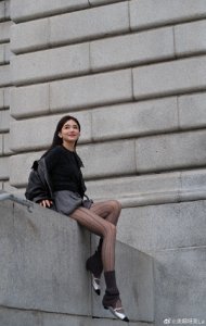 ​詹姆斯超级女粉美娜-从“掀球衣女神”到NBA直播顶流