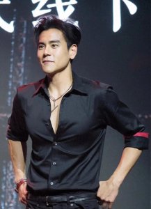 ​彭于晏腹肌照片太棒了，他身材简直让人热血沸腾，不禁让人惊叹。