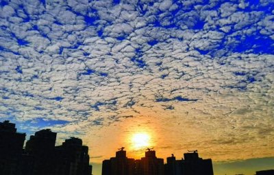 ​罕见高积云覆盖香港，天文台揭秘→