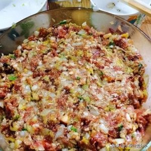 ​饺子馅好吃有诀窍，这样调馅包饺子，肉馅鲜嫩和饭店一样好吃