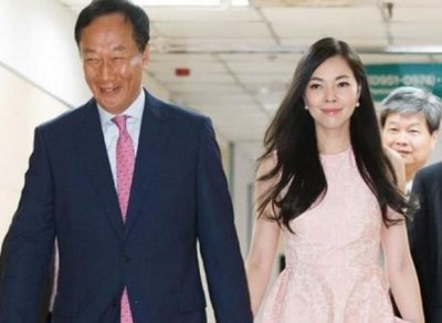 ​富士康老总郭台铭携妻儿重游家乡，跪拜94岁母亲，网友：有孝心