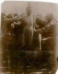 ​晚清老照片，一名死刑犯即将被施以凌迟酷刑。 照片虽然很模糊，