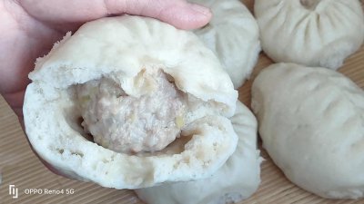 ​哎呀！太香了。猪肉大葱馅包子，蓬松喧软，鲜香入味有诀窍