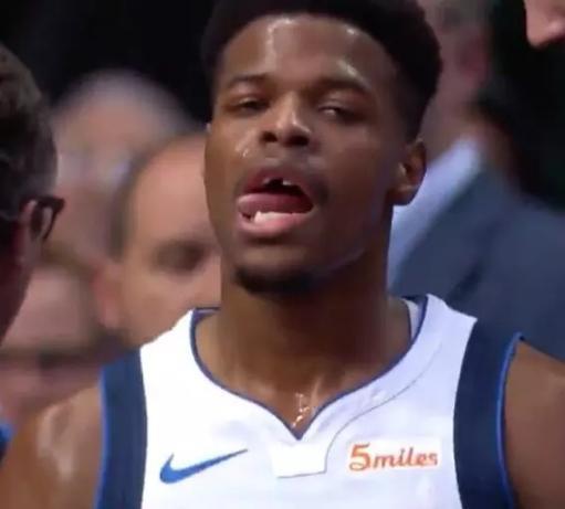 被打掉牙后完成致命封盖，东契约奇表情夸张，这天赋666！