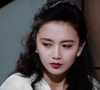 ​绝世美人曾华倩，她才是真正的巴掌脸樱桃嘴，给人一种矜贵的感觉