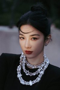 ​黄奕最新美照曝光，妆容精致黑发红唇强烈冲击！