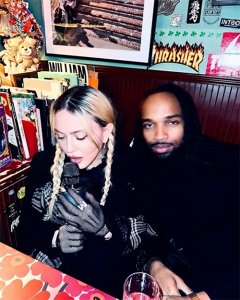 ​66岁麦当娜和28岁黑人小男友日本跨年好甜！扎双麻花，嫩成小姑娘