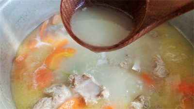 ​排骨汤怎样炖更美味？大厨教你1个窍门，汤白肉嫩没腥味，收藏了