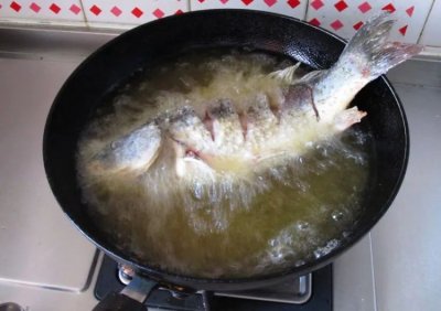 ​广东人很会吃，却为何有部分人不吃鲤鱼？理由：鲤鱼是发物