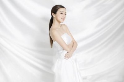 ​气质出众的李思欣，爱瑜伽的她青春感十足，谁能想到她已经37岁了