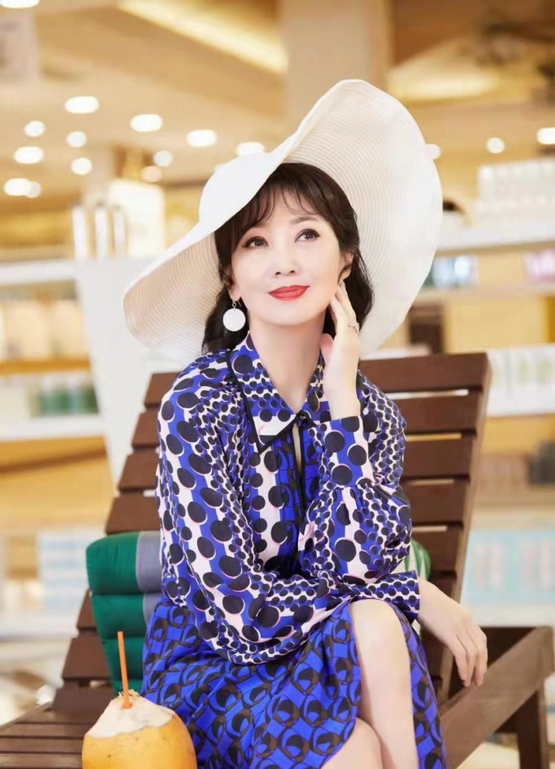 赵雅芝才是女人的穿搭模板（如此穿搭年龄再大也无妨）