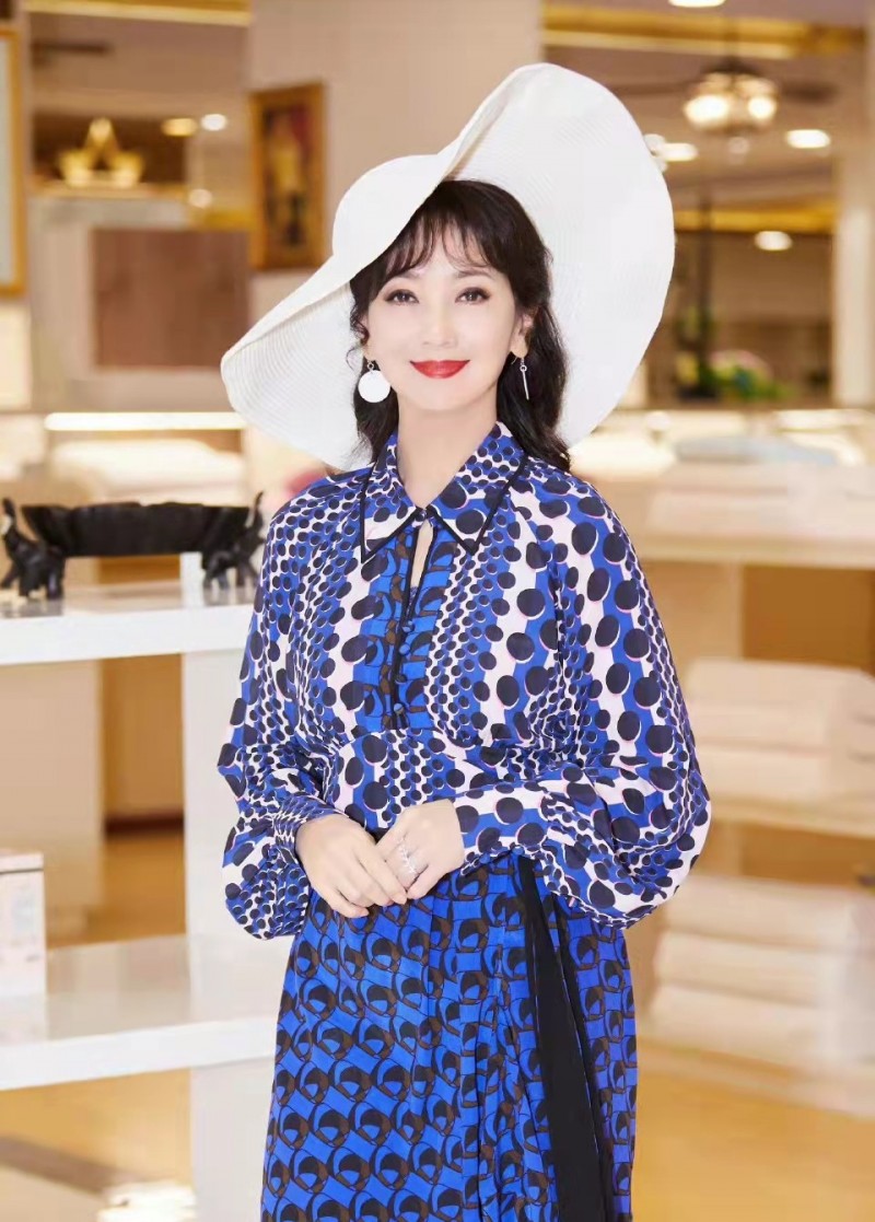 赵雅芝才是女人的穿搭模板（如此穿搭年龄再大也无妨）