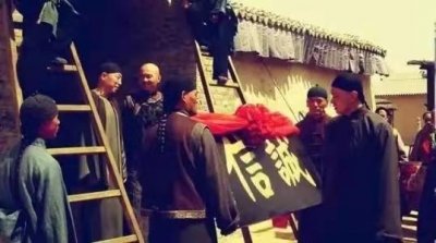 ​乔家大院那么富，为何日军侵华时不敢抢？看看乔家门口放了什么