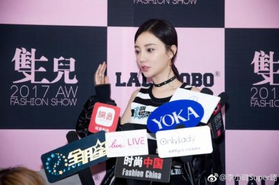 ​别看不起李小璐的两米宽双眼皮，她做了教科书般的双眼皮修复术！