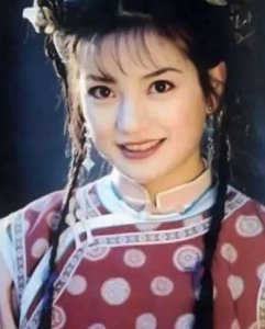 ​赵薇，曾靠《还珠格格》爆火的她，竟被泼过粪？如今已成人生赢家