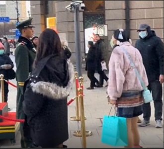 ​女子挑衅站岗哨兵后续：警方已找到女子核查情况，官方通报来了