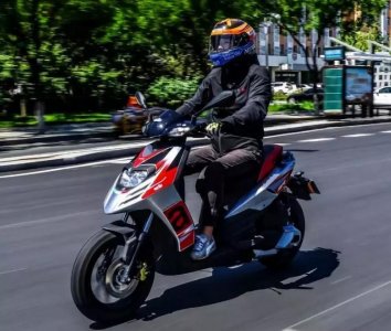 ​动力媲美同级街车：阿普利亚三气门踏板车，功率达9.6kw，7升油箱