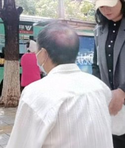 ​公园“老头乐”，10元抚摸、30元服侍，真是让人瞠目结舌！