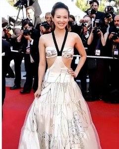 ​章子怡可真豪放，胸前只用两条布遮，转身后露少女背让人脸红