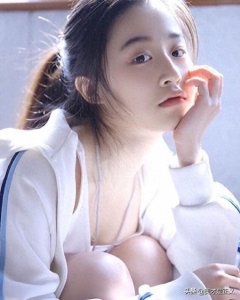 ​女生脸上有4个特征，是经典的“冷漠脸”，男生会情不自禁被吸引