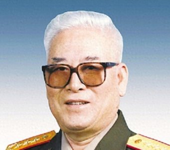 ​他59岁任南京军区司令员，曾任42军军长，63岁授上将，活到83岁